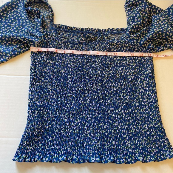 Woman’s Square neck, Puff Sleeves, Gathered blue print Shirt; Size Medium - Picture 4 of 7